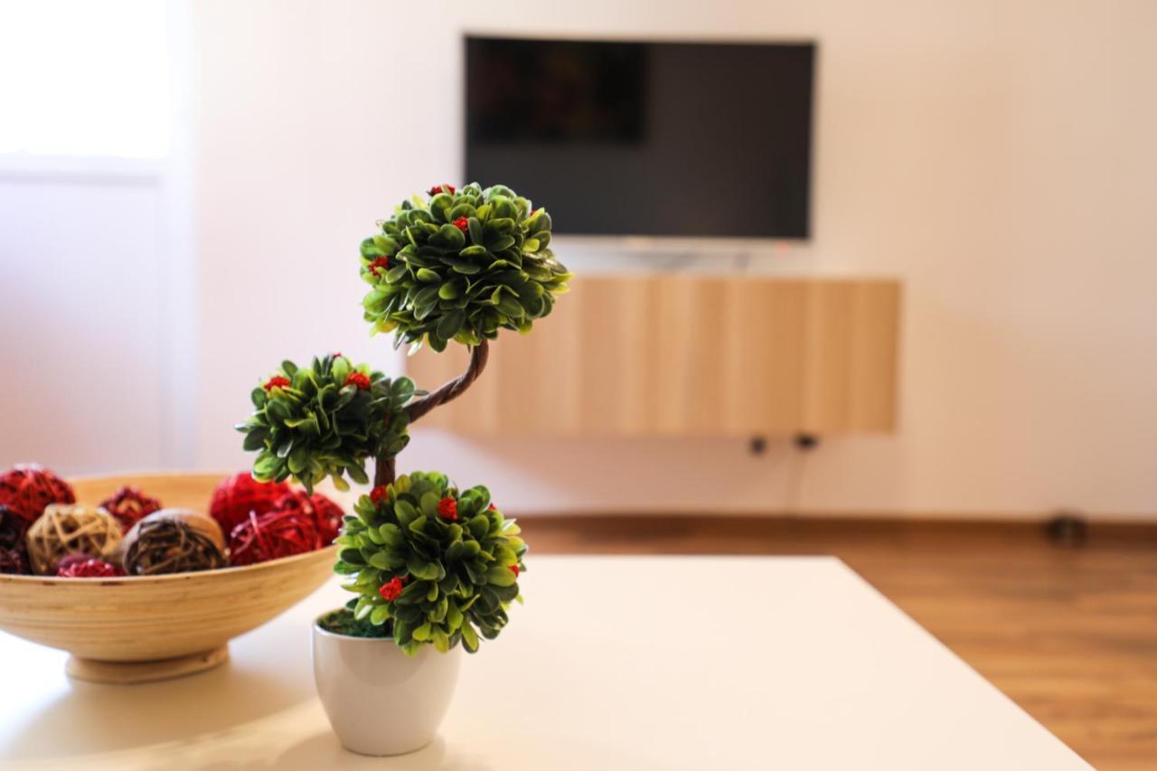 Ultracentral Apartament With Balcony - Old Town Bukarest Kültér fotó