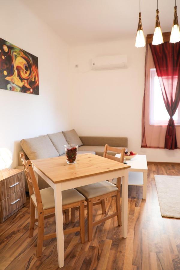 Ultracentral Apartament With Balcony - Old Town Bukarest Kültér fotó