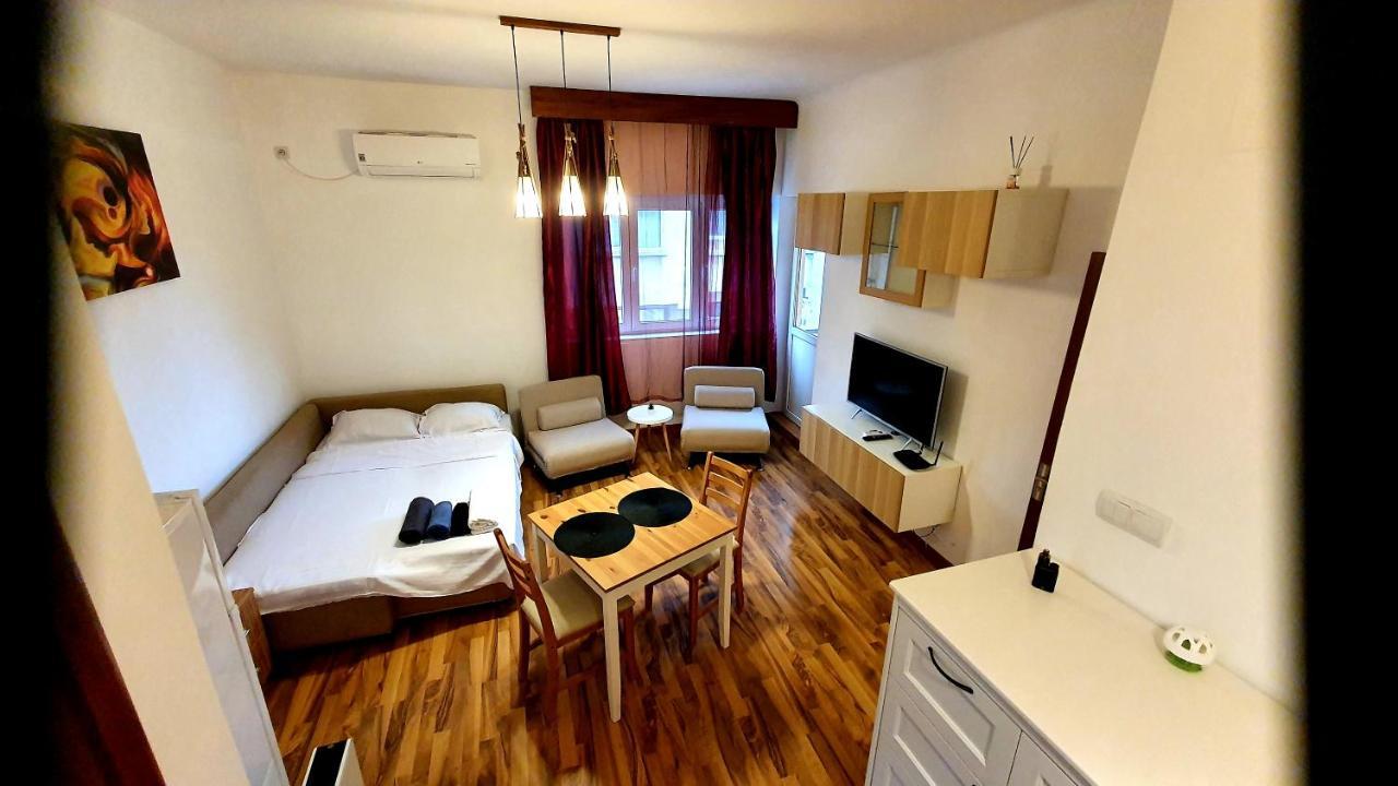 Ultracentral Apartament With Balcony - Old Town Bukarest Kültér fotó
